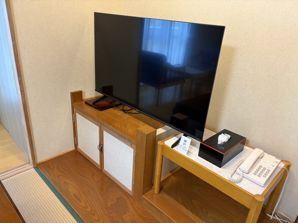 黒岩旅館の客室のテレビとWi-Fi案内
