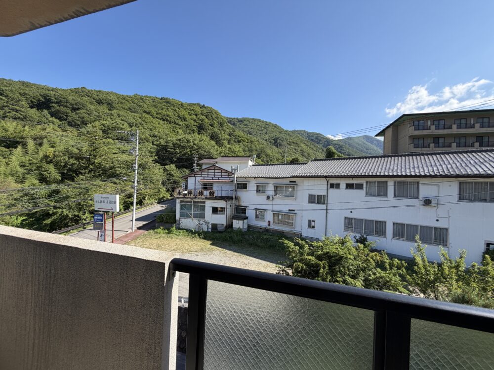 黒岩旅館の客室から見える鹿教湯温泉の山並み
