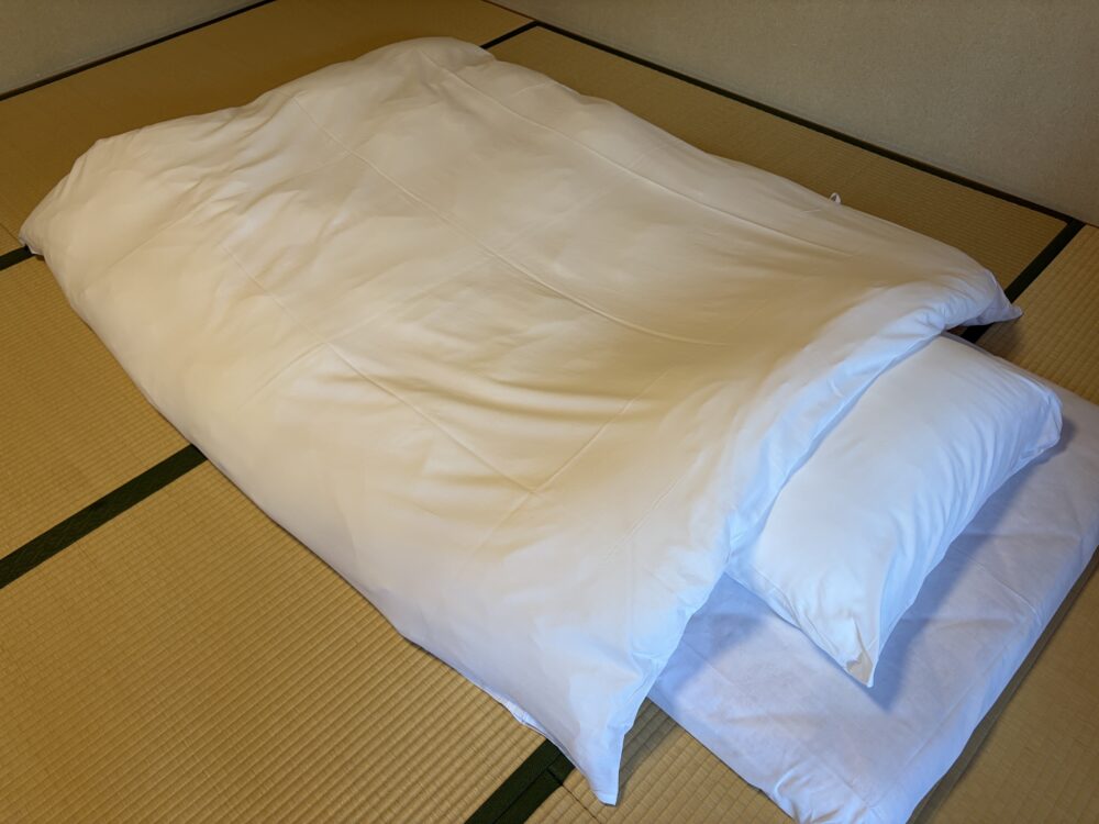 黒岩旅館の客室に用意された布団