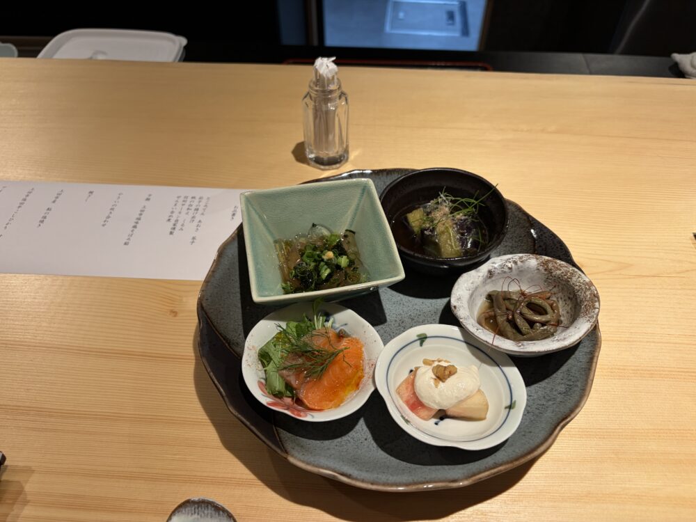 黒岩旅館の夕食の前菜と信州サーモン