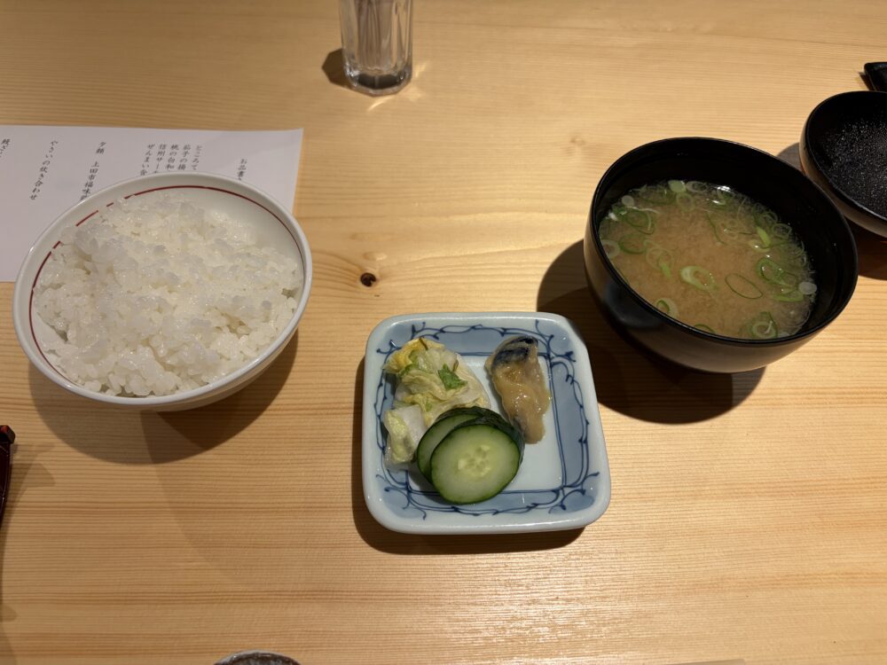 黒岩旅館の夕食のご飯と味噌汁と漬物