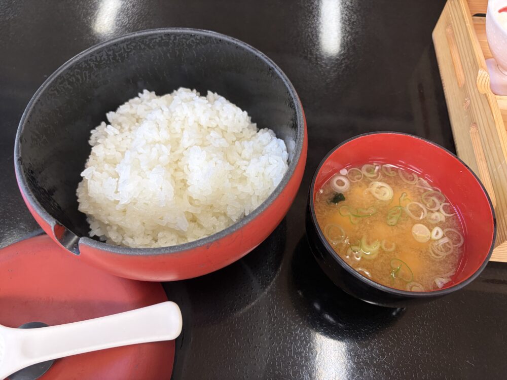 二岐温泉「柏屋旅館」さんの朝食のご飯とお味噌汁
