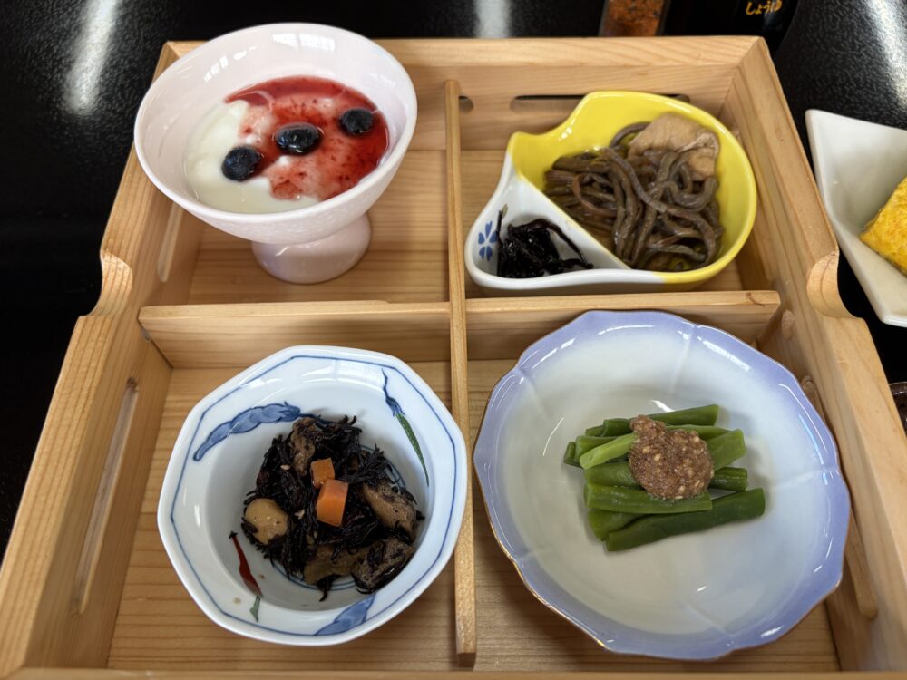 二岐温泉「柏屋旅館」さんの朝食の小鉢