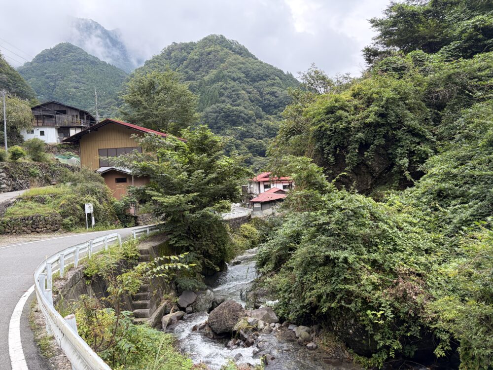 星尾温泉の山あいの集落と渓流