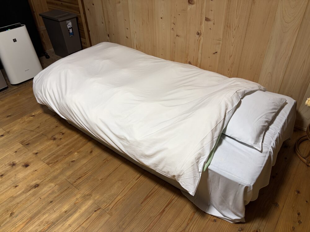 「かじか倶楽部」の客室のベッド