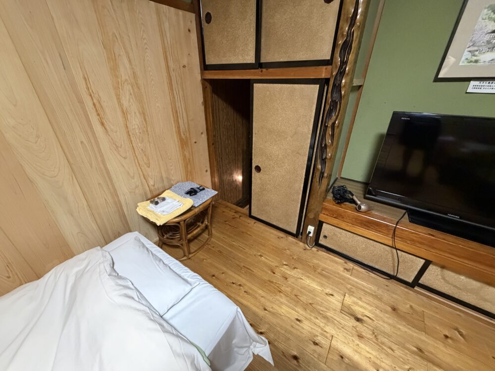客室から専用のお風呂へ向かう階段の入口