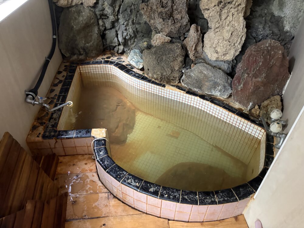 ふたを外した専用風呂と黄金色に濁った星尾温泉のお湯