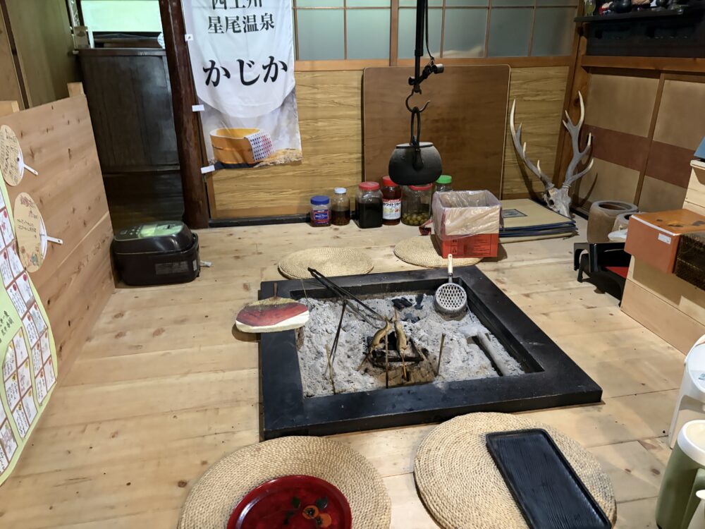 「かじか倶楽部」の館内にある囲炉裏