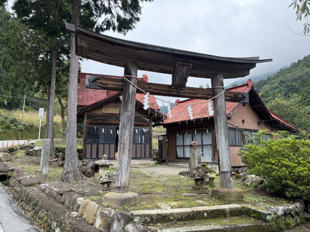 星尾の集落で撮影した鳥居と社殿