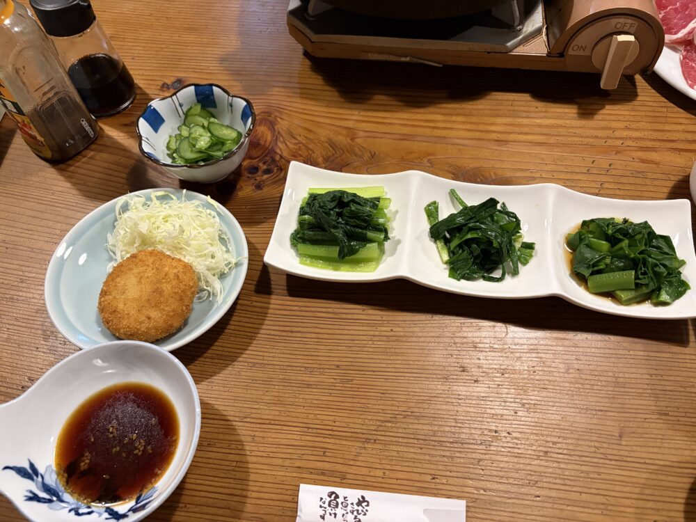 夕食の小鉢と揚げ物、野菜