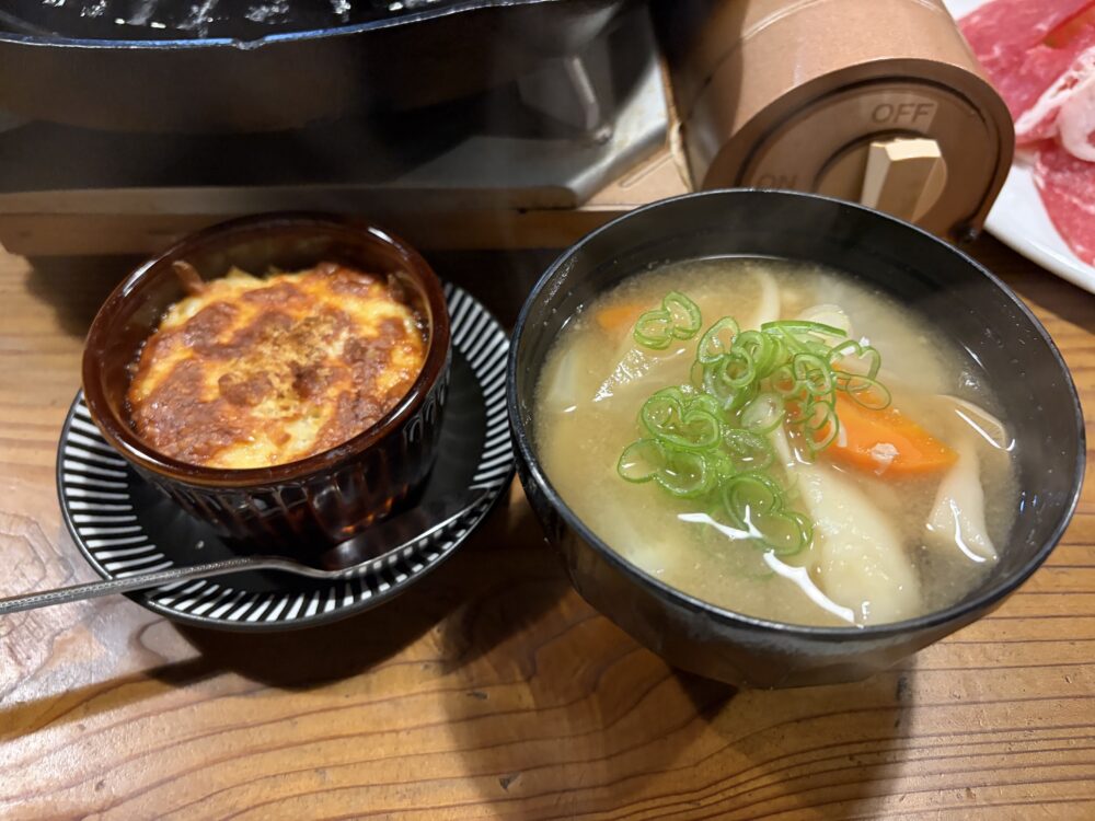 夕食の温かい料理と具だくさんの汁物
