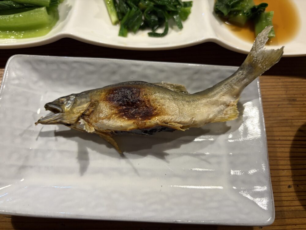 囲炉裏で焼いたアユの塩焼き