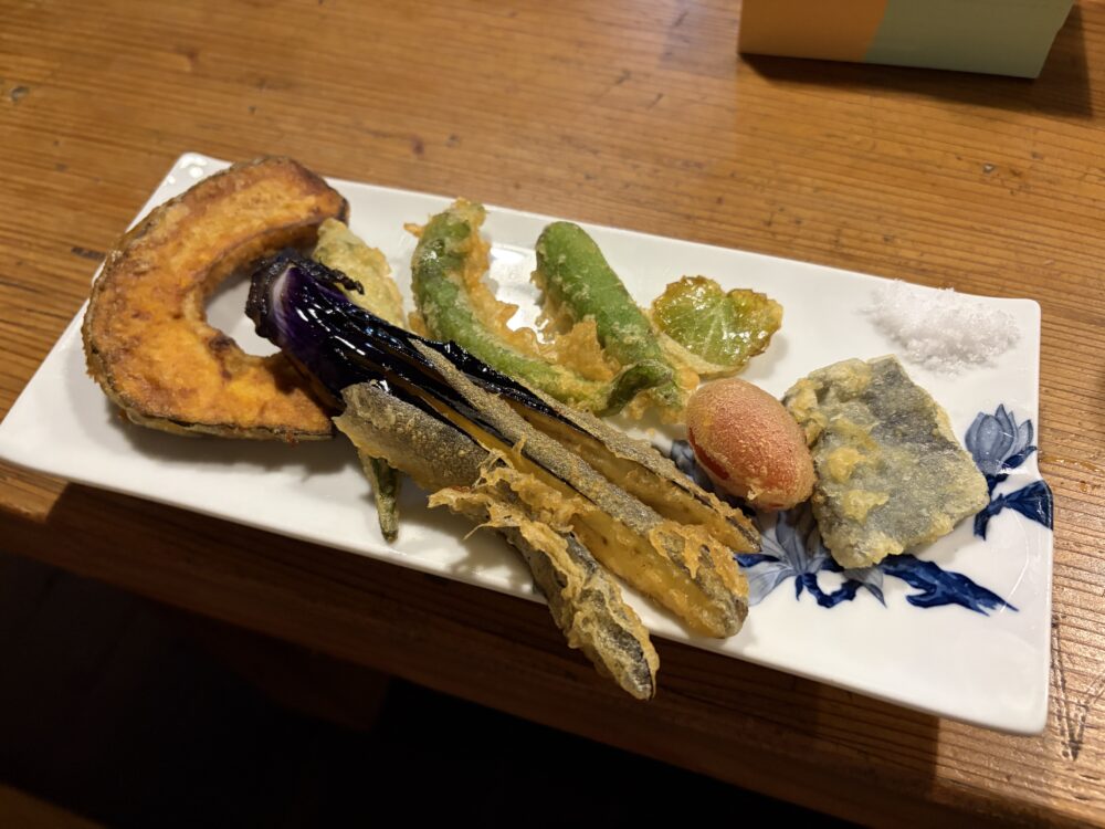 かぼちゃやなすなどの天ぷらの盛り合わせ