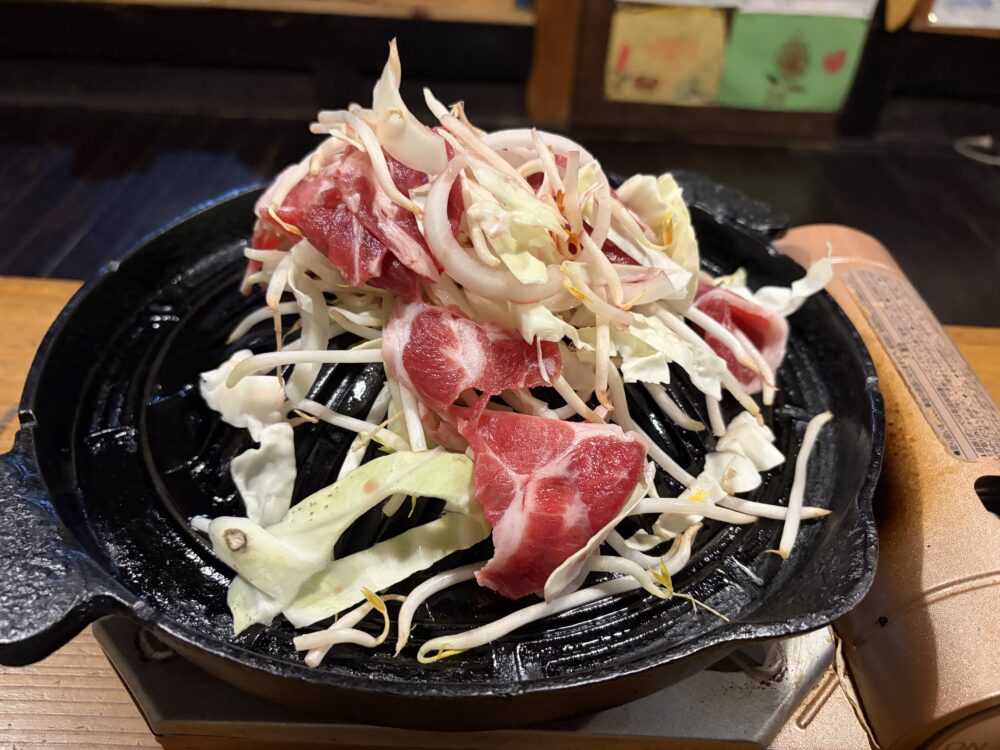 野菜とお肉をジンギスカン鍋で焼く様子