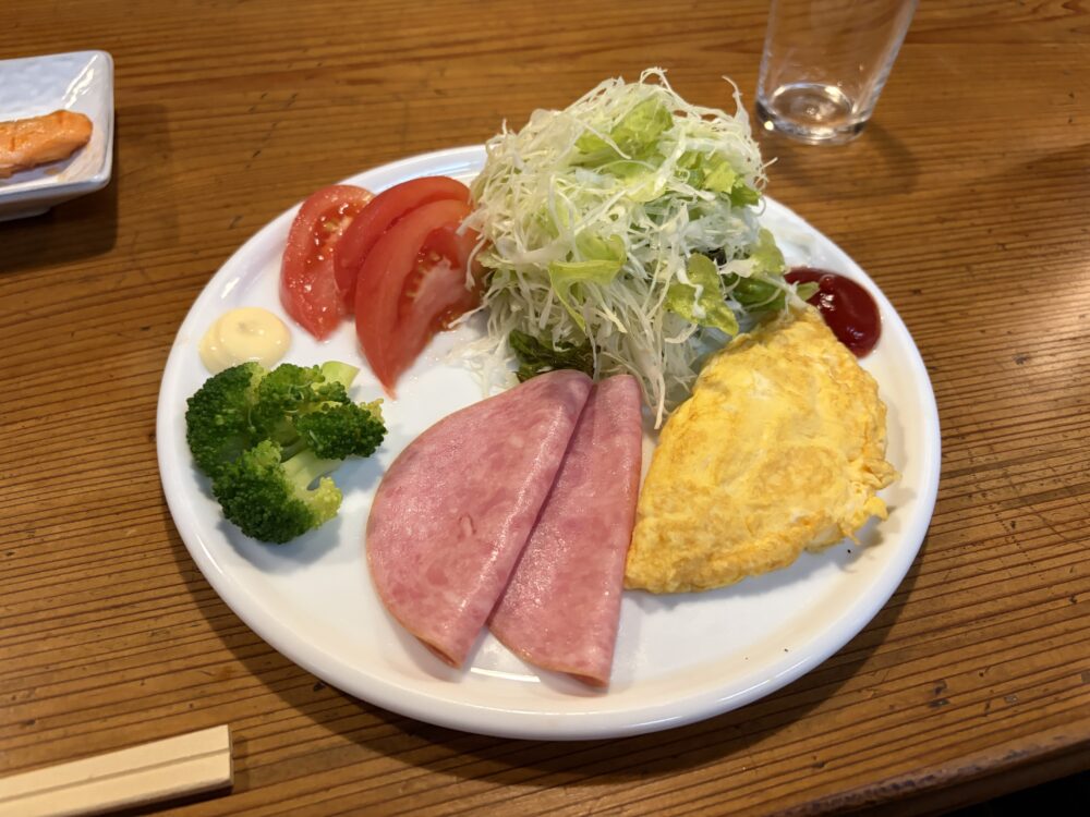 朝食の卵料理とハム、たっぷりの野菜