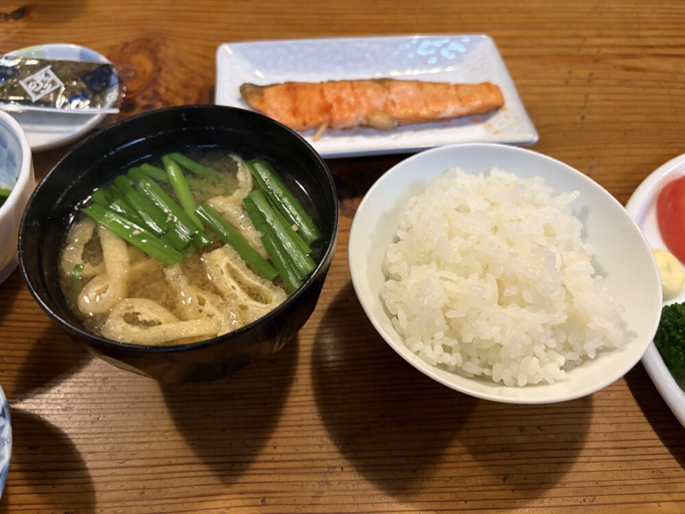 魚沼産コシヒカリのご飯と味噌汁、焼き魚