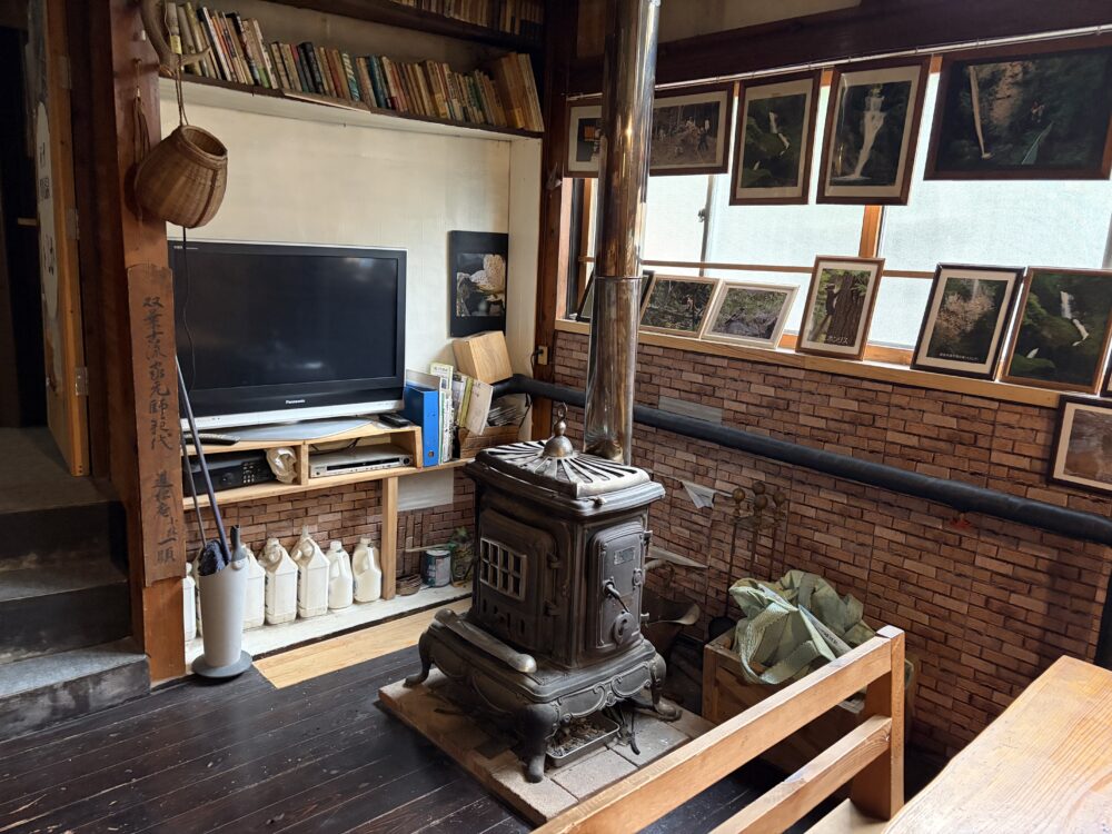 木の温もりと昔ながらの道具が残る館内の一角