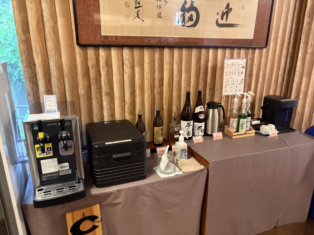 太陽館のラウンジに並ぶドリンク