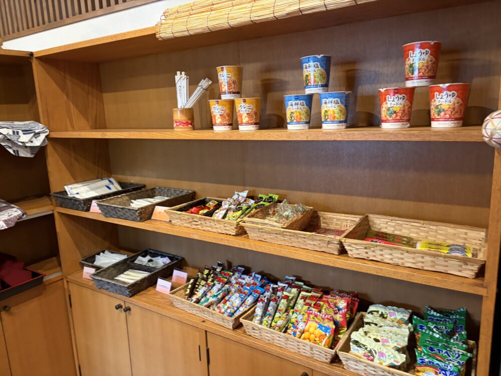 太陽館のラウンジのお菓子とカップ麺