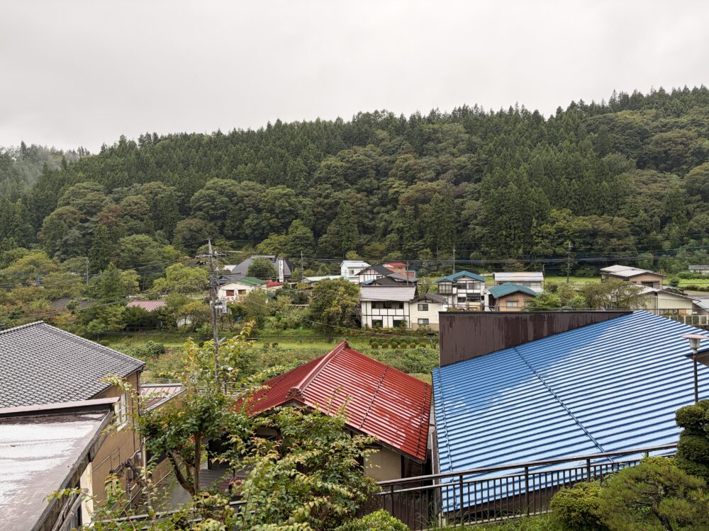 太陽館の4階客室から眺める山あいの景色