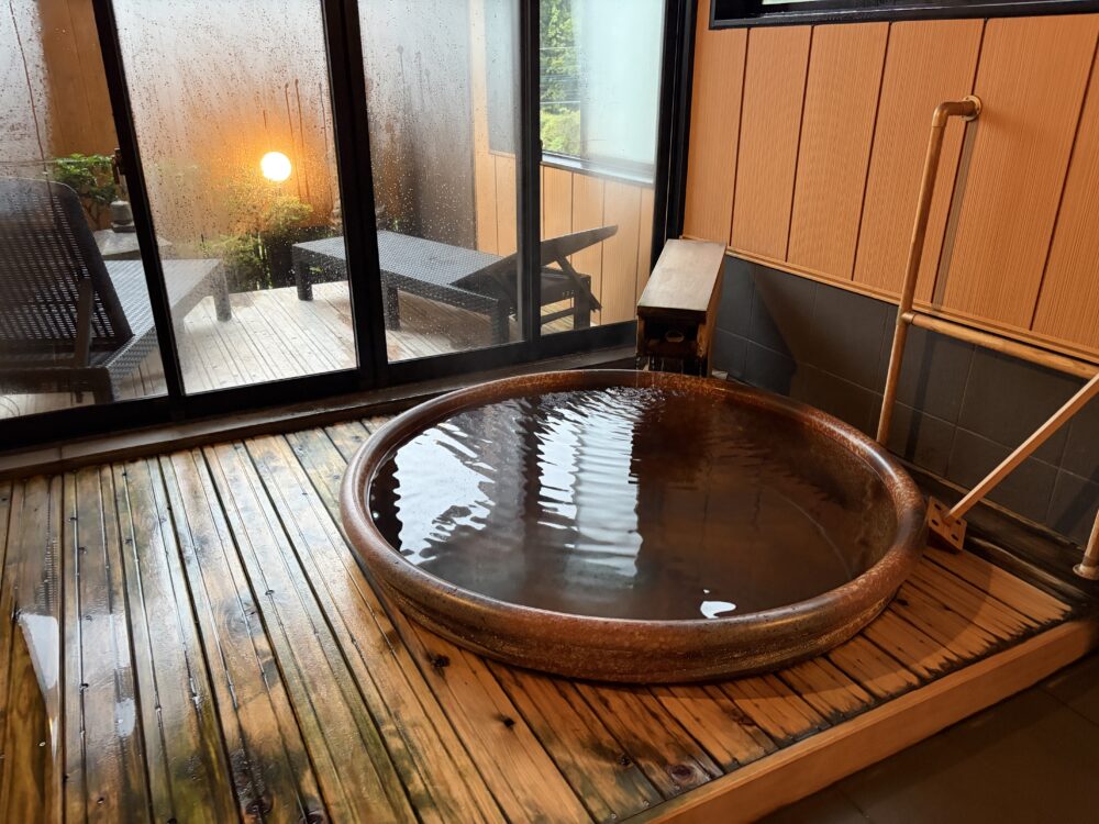 太陽館の丸い浴槽を備えた貸切風呂