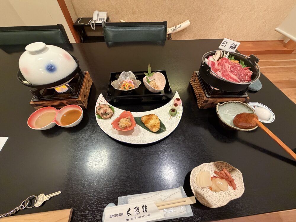 太陽館の夕食の料理が並んだ食卓