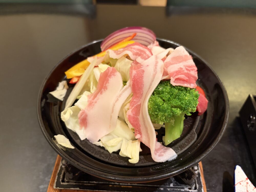太陽館の夕食の豚肉と野菜の料理