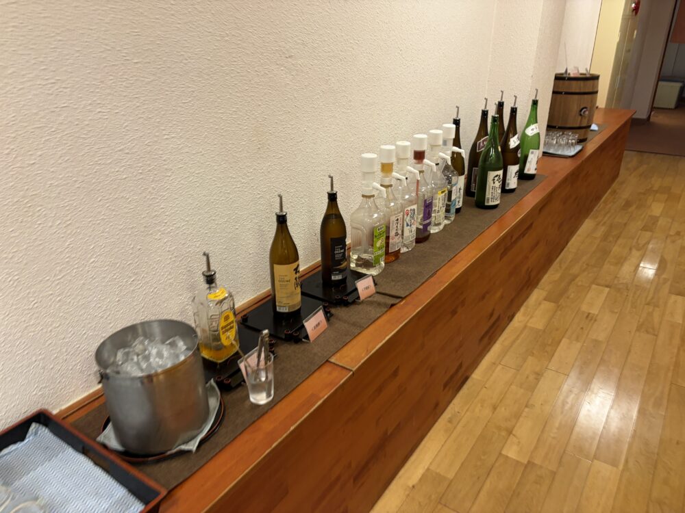 太陽館の食事処に並ぶお酒