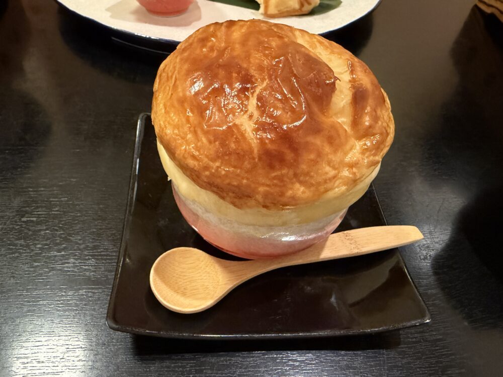 太陽館の夕食に出た焼きたてのパイ包み