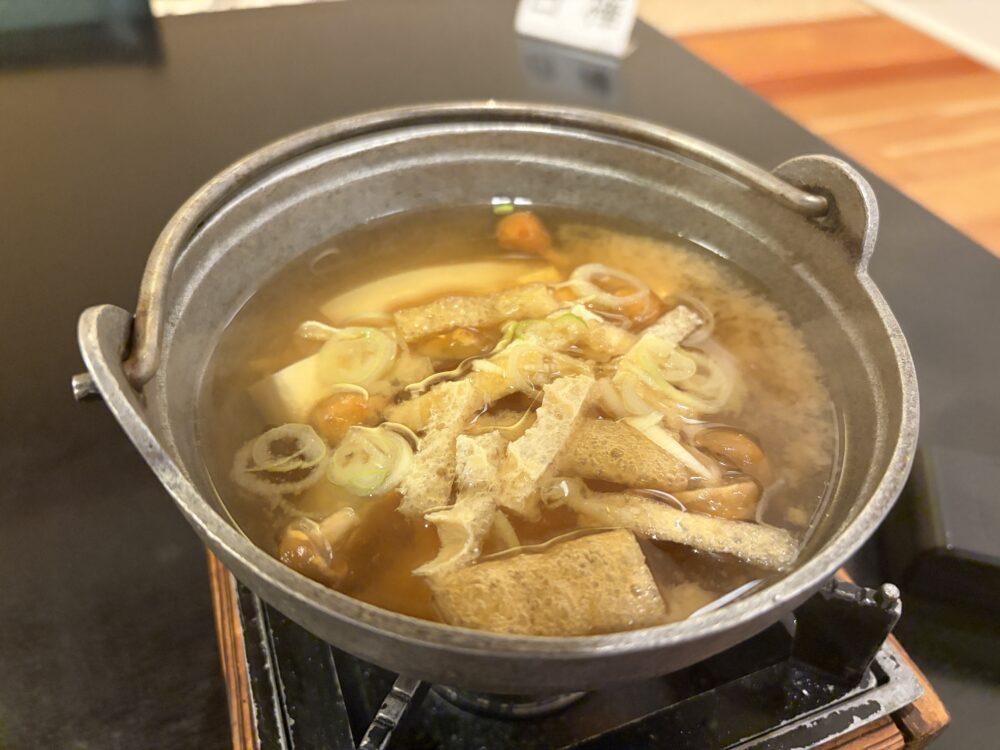 太陽館の朝食に出た具だくさんの温かい汁物