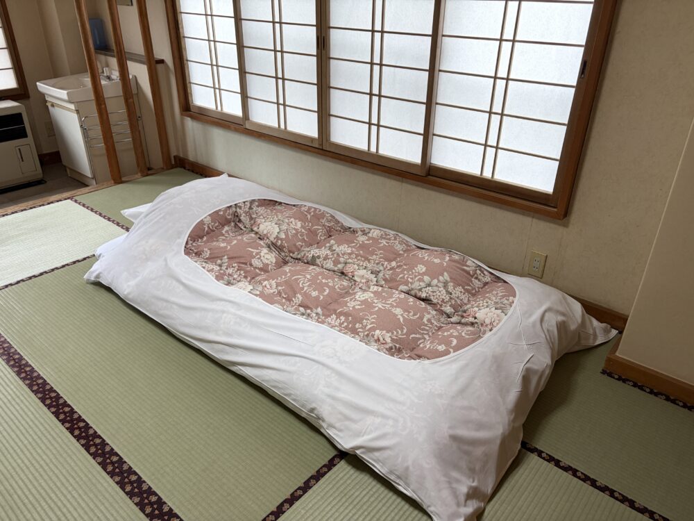二岐温泉「柏屋旅館」さんの和室と布団