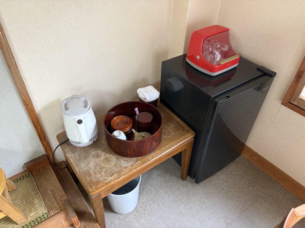 二岐温泉「柏屋旅館」さんの冷蔵庫とお茶セット