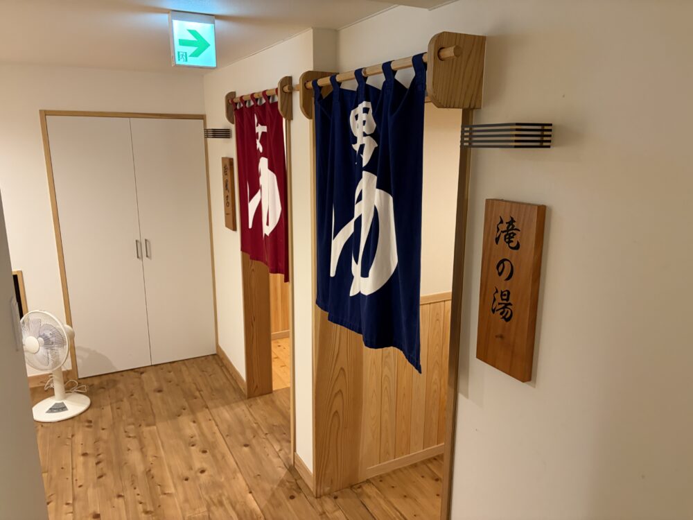 二岐温泉「柏屋旅館」さんの滝の湯と檜風呂の入口