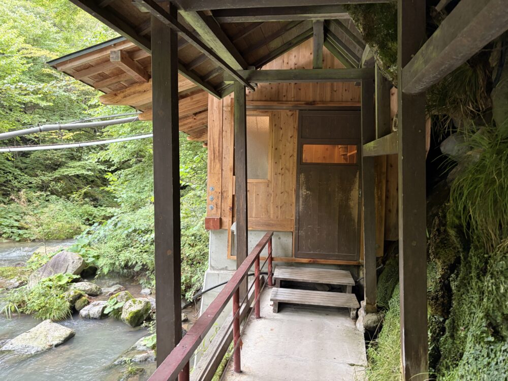 二岐温泉「柏屋旅館」さんの自噴巌風呂の湯小屋